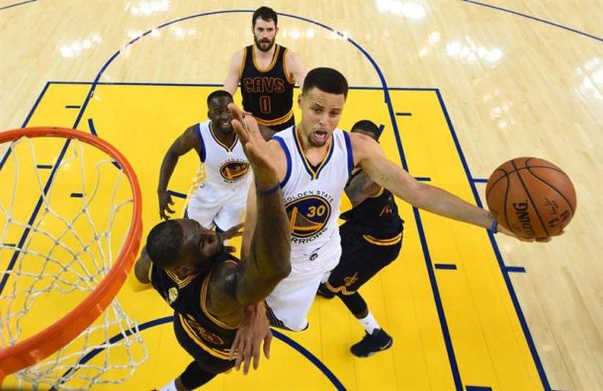 Curry volvió a ser importante sobre el tabloncillo aportando 18 puntos y 9 rebotes. (EFE)