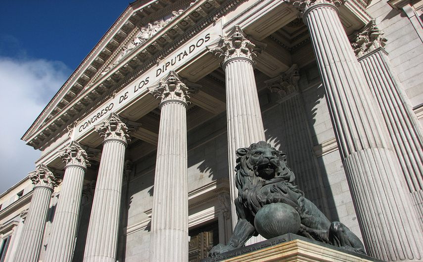 Vista parcial de la fachada del Congreso nacional español.