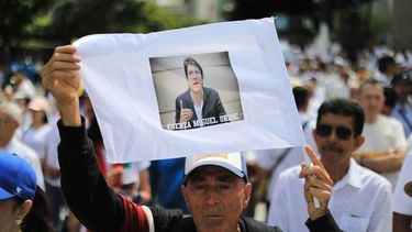 Colombiano muestra un pañuelo con la fotografía de Miguel Uribe Turbay.&nbsp;