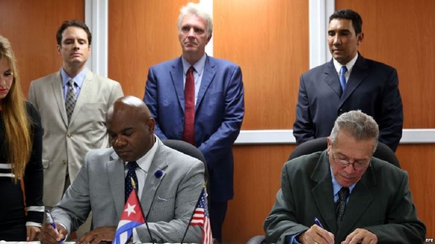 El acuerdo firmado es el noveno de su tipo suscrito para conectar el transporte marítimo entre puertos de Cuba y EE.UU que llega en un momento de tensiones entre los dos países después de la reciente decisión de Washington de retirar el 60 % de sus diplomáticos de la isla y la expulsión de 15 representantes de la legación cubana en el país norteño.