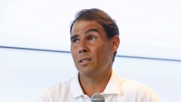 En foto del 18 de mayo del 2023, el español Rafael Nadal habla en conferencia de prensa en Manocar, Mallorca.