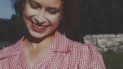 Una imagen tomada del documental Elizabeth: The Unseen Queen de la entonces princesa Isabel mostrando su nuevo anillo de compromiso poco después de la propuesta de matrimonio del príncipe Felipe en Balmoral, en 1946.