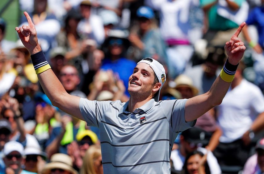 El tenista estadounidense John Isner celebra su victoria sobre el argentino Juan Martín Del Potro en el Miami Open, este 30 de marzo de 2018.