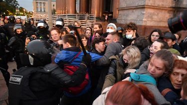 Policía rusa dipersa manifestación en San Petersburgo, Rusia.