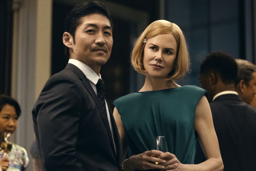 En esta imagen proporcionada por Prime Video, Brian Tee y Nicole Kidman en una escena de The Expats.&nbsp;