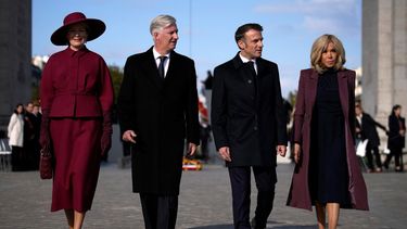 La reina Matilde, el rey Felipe de Bélgica, el presidente francés Emmanuel Macron y la esposa del presidente francés Brigitte Macron asisten a una ceremonia en la Tumba del Soldado Desconocido durante una ceremonia en el Arco del Triunfo en París el 14 de octubre de 2024.