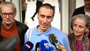 El ciudadano francés Camilo Castro, que estuvo detenido en Venezuela desde finales de junio, habla con la prensa, flanqueado por su padrastro Yves Guibert y su madre Helene Boursier, a su llegada al aeropuerto de Orly, en las afueras de París, tras su liberación el 16 de noviembre de 2025.