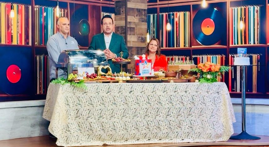 El periodista disfruta la jornada acompañado por sus socios comerciales, quienes han respaldado su proyecto desde el inicio.