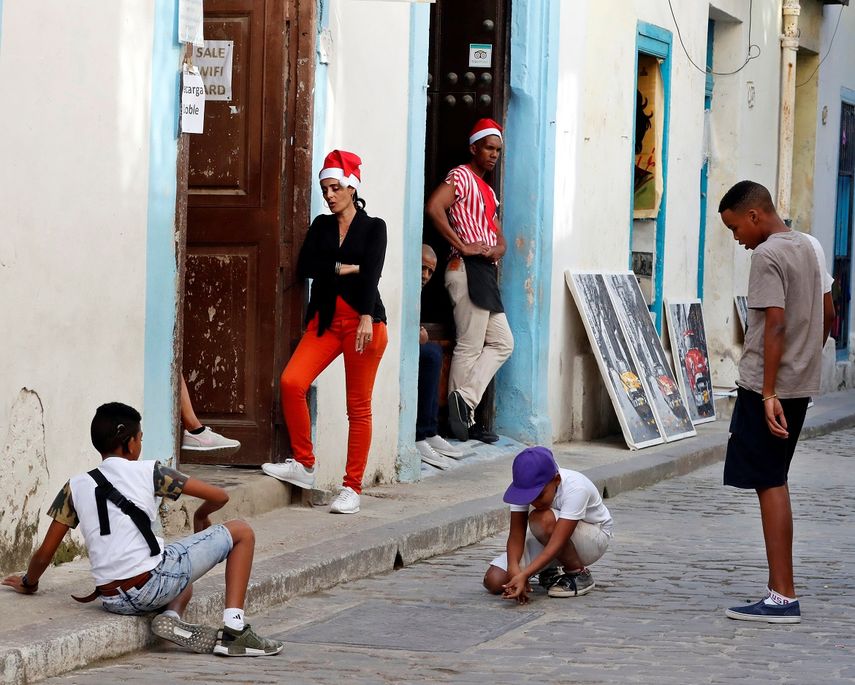 Varios niños juegan en una calle de La Habana en los días de Navidad.&nbsp;