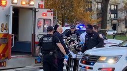 Un hombre no identificado con uniforme militar yace en una camilla y es trasladado en una ambulancia el 26 de noviembre de 2025 en el centro de Washington, DC. Un hombre no identificado con uniforme militar yace en una camilla y es trasladado en una ambulancia el 26 de noviembre de 2025 en el centro de Washington, DC.