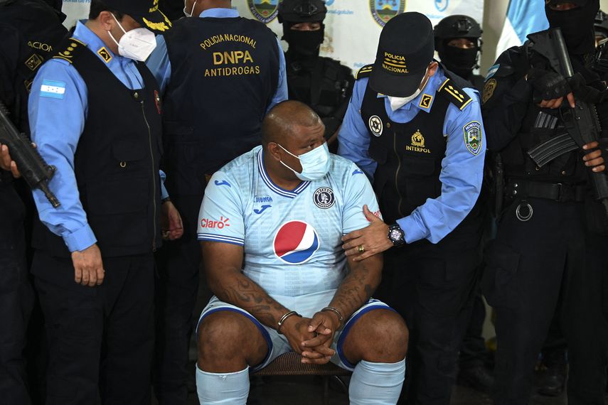 Policías custodian a Tokiro Ramírez Rodas (C) alias Komander, líder de la pandilla Mara Salvatrucha (MS-13), requerido para su extradición a Estados Unidos por presunto narcotráfico en Tegucigalpa, el 18 de marzo de 2022.