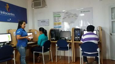 Imagen de un curso introductorio sobre tecnologías de la información dictado a varias personas inscritas en el primer bachillerato virtual que beneficia a migrantes ecuatorianos.