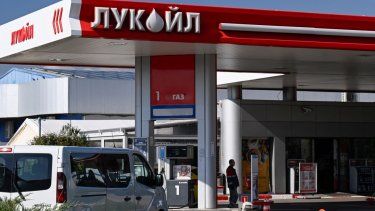 Un hombre se encuentra en una estación de servicio de la gigante energética rusa Lukoil en Sofía el 23 de octubre de 2025. Un hombre se encuentra en una estación de servicio de la gigante energética rusa Lukoil en Sofía el 23 de octubre de 2025.