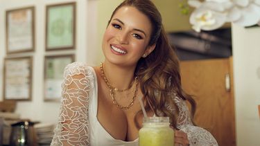 Michis celebra nombramiento como mejor restaurante saludable.