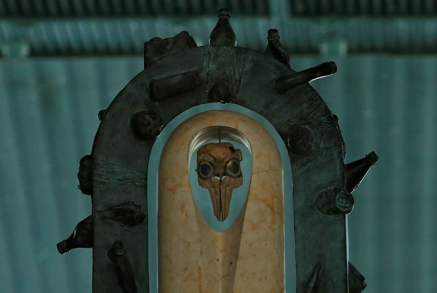 Esta fotografía muestra un altar hecho de material reciclado que contiene un cráneo de vaquita marina, el 7 de febrero de 2018, en la Ciudad de México