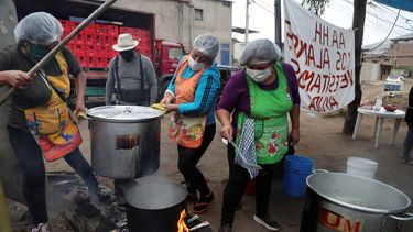 Mujeres preparan comida para un grupo de familias que enfrentan dificultades por la pandemia del nuevo coronavirus en Villa Mar&iacute;a del Triunfo en Lima, Per&uacute;.&nbsp;