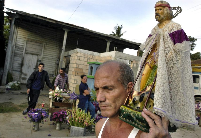 La celebración de los seguidores de San Lázaro en Cuba es una tradición que mueve a cientos de miles cada año, a la par de la conmemoración por el día de la Caridad del Cobre.