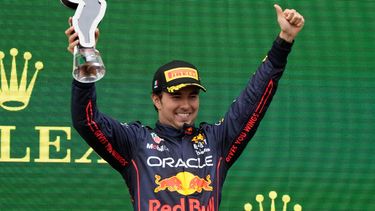 En foto del domingo 24 de abril del 2022, el piloto mexicano Sergio Checo Pérez celebra tras su segundo lugar en el Gran Premio Emilia Romagna en Imola, Italia. El miércoles 4 de mayo del 2022, Pérez dice que México vive una era dorada en el automovilismo con tres pilotos destacados en las mejores series del mundo.&nbsp;