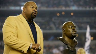 Larry Allen, miembro del Salón de la Fama de los Cowboys de Dallas, muestra su anillo del Salón de la Fama, durante el entretiempo de un partido de la NFL, el 13 de octubre de 2013, en Arlington, Texas. Allen, uno de los linieros ofensivos más dominantes en la NFL durante sus 12 años de carrera, que pasó la mayor parte con los Cowboys, murió de súbito el domingo 2 de junio de 2024 mientas estaba de vacaciones con su familia en México, informaron los Cowboys. Tenía 52 años.&nbsp;