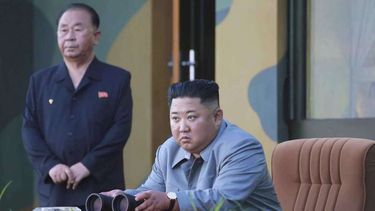 En esta fotografía del 25 de julio facilitada el viernes 26 de julio de 2019 por Corea del Norte, el gobernante Kim Jong Un observa el disparo de prueba de un misil.&nbsp;