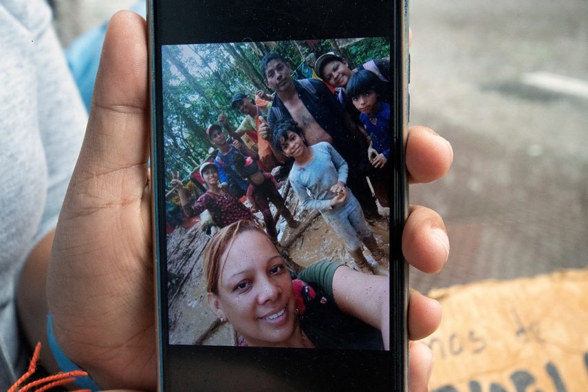 Una migrante venezolana muestra una foto en su teléfono móvil con su familia de nueve miembros mientras pasaban por la selva del Darién, en San José, Costa Rica, el 5 de octubre de 2022. La mayoría de las personas que cruzan la peligrosa selva del Darién son venezolanos