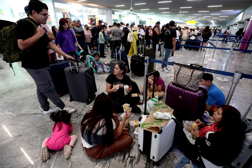 Pasajeros varados en el Aeropuerto de Guadalajara, México, como consecuencia del fallo global cibernético.