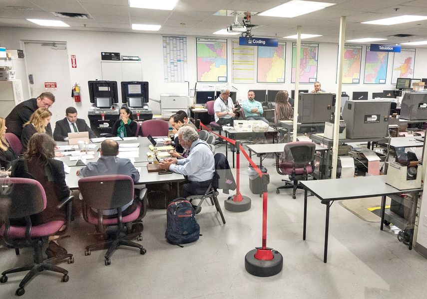 Miembros del comité de escrutinio del condado Miami-Dade durante el reconteo manual de votos.&nbsp;