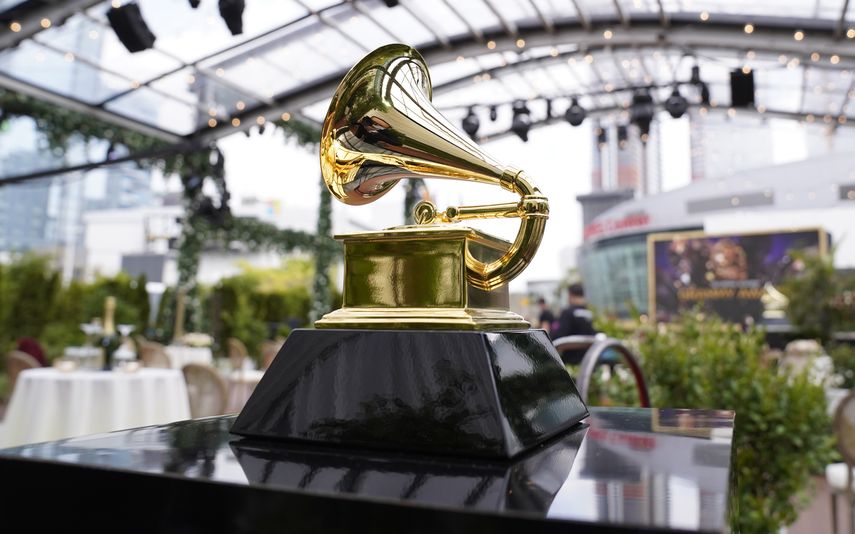 Una estatuilla decorativa del Grammy es vista antes de la 63 entrega anual de los Grammy en el Centro de Convenciones de Los Angeles el 14 de marzo de 2021.