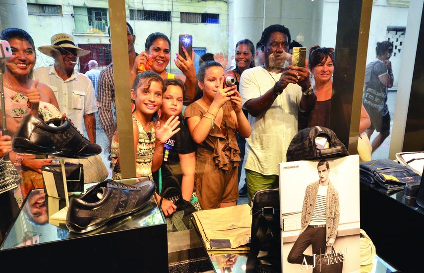 Cubanos observan el interior de una de las nuevas tiendas de lujo con marcas exclusivas, inauguradas en el hotel Manzana Kempinski, en la capital cubana