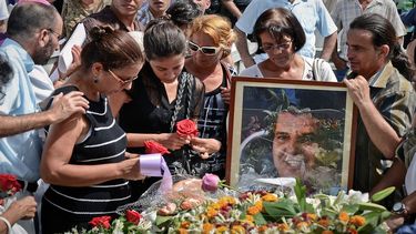 Imagen de archivo del sepelio del disidente cubano Oswaldo Payá, quien falleció el 22 de julio de 2012 en un incidente que muchos califican como un asesinato. Aparecen en la imagen su viuda, Ofelia Acevedo y su hija, Rosa María Payá.