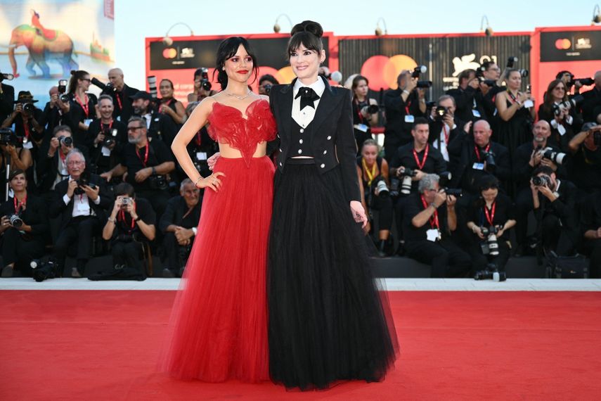 La actrices Jenna Ortega y Winona Ryder asisten a la alfombra roja de la película de apertura Beetlejuice Beetlejuice presentada fuera de competencia durante el 81º Festival Internacional de Cine de Venecia en el Lido de Venecia, el 28 de agosto de 2024.