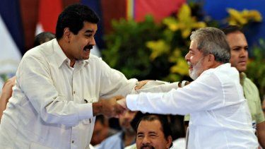 Nicolás Maduro y Luiz Inácio&nbsp; Lula Da Silva se saludan efusivamente.&nbsp;