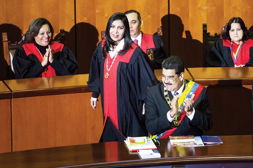 Nicolás Maduro, aplaude a la presidenta del Tribunal Supremo de Justicia, Gladys Gutiérrez, en el acto que da inicio al año judicial venezolano en Caracas. (EFE)