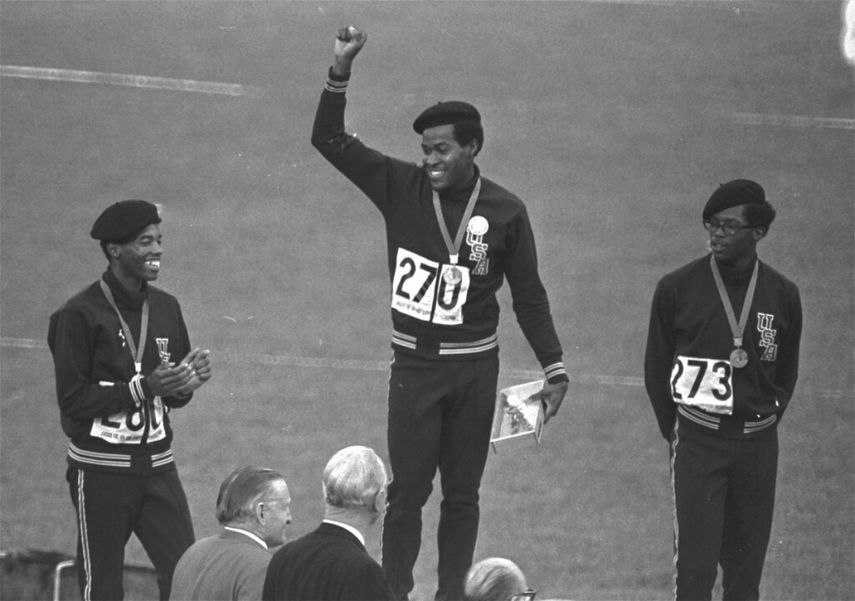 Los corredores estadounidenses Larry James, izquierda, Lee Evans, centro, y Ron Freeman aparecen luego de recibir sus medallas para la carrera de 400 metros en los Juegos de la Ciudad de México en la Ciudad de México, en esta foto de archivo del 18 de octubre de 1968.&nbsp;