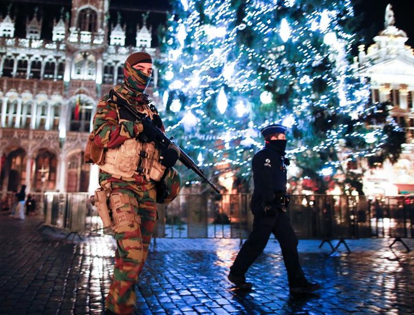 Un soldado y un policía belgas vigilan en la Grand Place de Bruselas, Bélgica, el 23 de noviembre del 2015. (EFE)