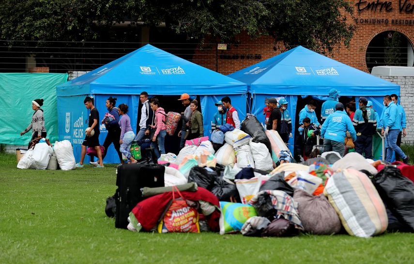 Grupo de venezolanos reubicados por las autoridades colombianas en un campamento para inmigrantes en el occidente de Bogotá.