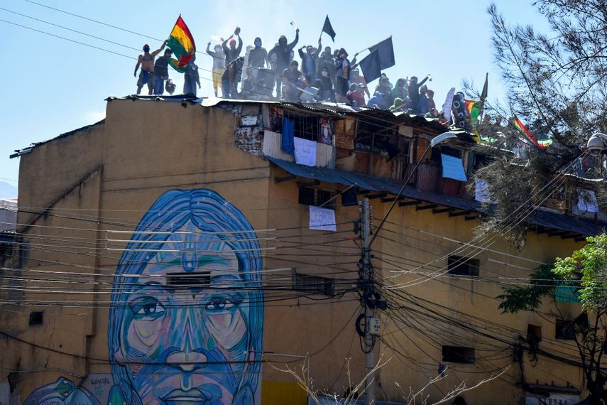Presos protestan en el techo del penal San Sebasti&aacute;n pidiendo mejor atenci&oacute;n m&eacute;dica en medio de la pandemia del nuevo coronavirus en Cochabamba, Bolivia, el lunes 27 de julio de 2020.&nbsp;