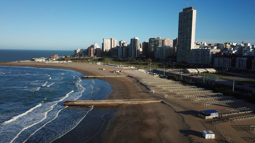 Una playa del balnerario de Mar del Plata, en Argentina, está completamente vacías durante la pandemia por COVID-19.