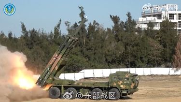 Esta captura de pantalla del Comando del Teatro de Operaciones Oriental del Ejército Popular de Liberación (EPL) de China, sin fecha, difundida el 30 de diciembre de 2025 por AFPTV, muestra un lanzacohetes chino disparando cohetes en un lugar no revelado. China inició el 30 de diciembre un segundo día de ejercicios con fuego real en Taiwán, con el objetivo de simular un bloqueo de los puertos clave de la isla autónoma y ataques a objetivos marítimos.