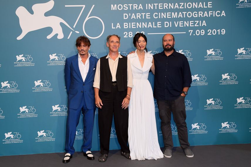 Johnny Depp, el actor inglés Mark Rylance y la actriz Gana Bayarsaikhan, junto al cineasta colombiano Ciro Guerra, durante la presentación del filme Waiting For The Barbarians en la pasada edición del Festival de Cine de Venecia. 