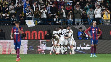 Los jugadores del Real Madrid celebran tras marcar un gol ante el Barcelona en la final de la Supercopa de España, el domingo 14 de enero de 2023, en Riad, Arabia Saudí.