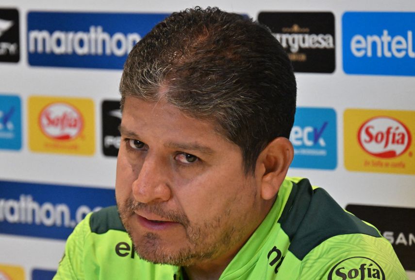 El entrenador de la selección boliviana de fútbol, Óscar Villegas, hace un gesto durante una conferencia de prensa en La Paz el 12 de noviembre de 2024, antes del partido de clasificación para el Mundial contra Ecuador.&nbsp;