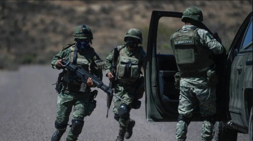 Soldado del Ejército de México en medio de un operativo.