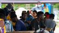 Migrantes se reúnen en un campamento luego de una visita de las cancilleres de Panamá y Colombia en San Vicente, provincia de Darién, Panamá, cerca de la frontera con Colombia, el viernes 6 de agosto de 2021.