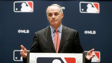 En esta foto del 21 de noviembre de 2019, el comisionado del b&eacute;isbol Rob Manfred durante una rueda de prensa en Arlington, Texas