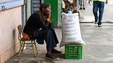 Un hombre sentado en una silla vende arroz en una calle de La Habana el 18 de diciembre de 2025.