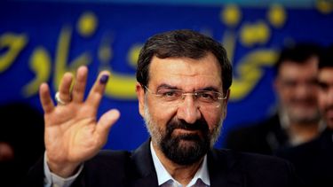 Mohsen Rezaei saluda a los periodistas después de registrarse como candidato presidencial, en Teherán, Irán, el 10 de mayo de 2013.