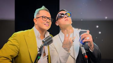 Charlie Zaa y Kevin Roldan presentan el tema Por una vez.