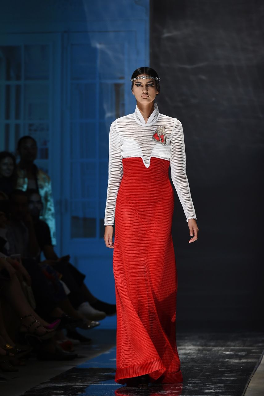 El rojo destacó en la nueva propuesta de Oscar Carballo, que presentó en Miami Fashion Week.&nbsp;
