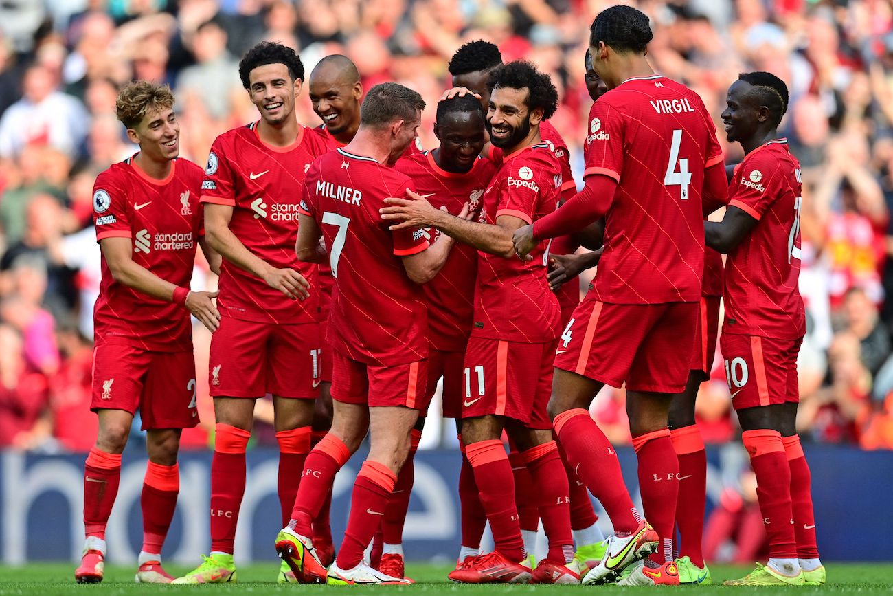 El centrocampista guineano del Liverpool, Naby Keita (C), celebra con sus compañeros de equipo después de anotar su tercer gol durante el partido de fútbol de la Premier League inglesa entre Liverpool y Crystal Palace en Anfield en Liverpool, noroeste de Inglaterra, el 18 de septiembre de 2021. El centrocampista guineano del Liverpool, Naby Keita (C), celebra con sus compañeros de equipo después de anotar su tercer gol durante el partido de fútbol de la Premier League inglesa entre Liverpool y Crystal Palace en Anfield en Liverpool, noroeste de Inglaterra, el 18 de septiembre de 2021.